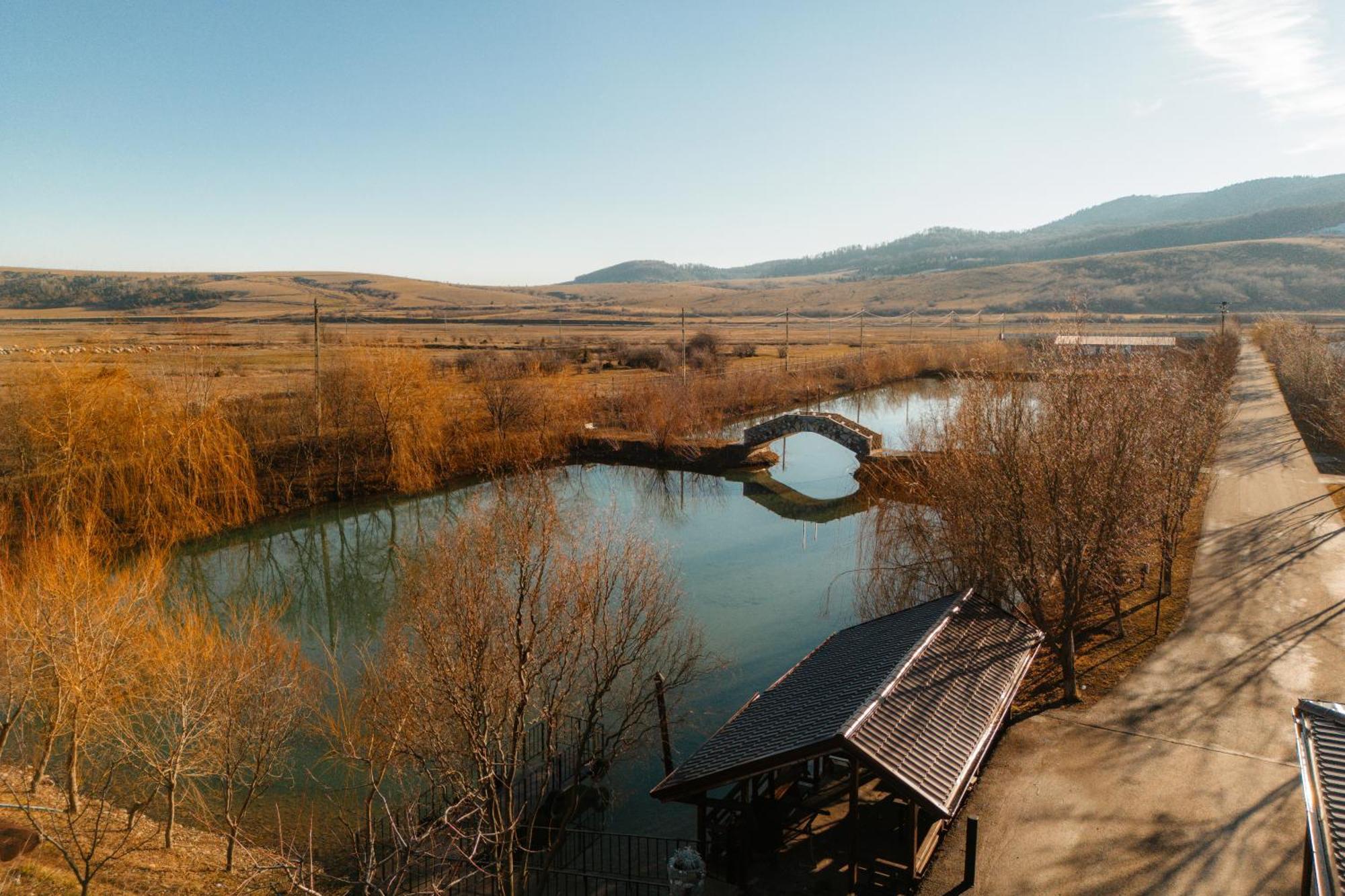 Pastravaria Ursu Vînători-Neamţ Exteriör bild